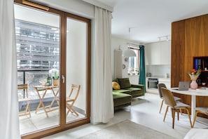 Appartement Deluxe, balcon, vue cour intérieure | Coin séjour