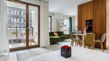 Apartamento luxo, sacada, vista para o pátio | Área de estar | Smart TV 40 polegadas com canais a cabo, Netflix, serviços de streaming