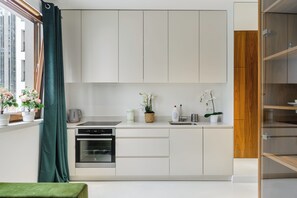 ดีลักซ์อพาร์ทเมนท์, ระเบียง, วิวสวนหย่อม | ครัวส่วนตัว | ตู้เย็น, เตาอบ, เตาประกอบอาหาร, กาต้มน้ำไฟฟ้า