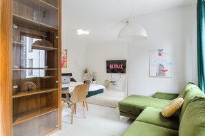 ดีลักซ์อพาร์ทเมนท์, ระเบียง, วิวสวนหย่อม | ผ้าม่านกันแสง, เตารีด/โต๊ะรีดผ้า, เปล/เตียงเด็กอ่อน, Wi-Fi ฟรี