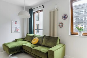 ดีลักซ์อพาร์ทเมนท์, ระเบียง, วิวสวนหย่อม | บริเวณนั่งเล่น | สมาร์ททีวี 40 นิ้ว พร้อมช่องเคเบิล, Netflix, บริการสตรีมมิ่ง