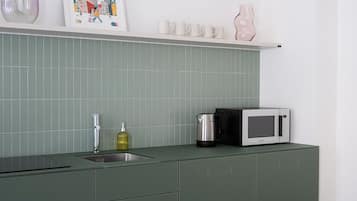 Full-sized fridge, dishwasher, cookware/dishes/utensils, spices