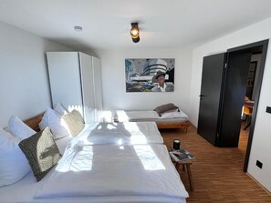 4 عدّة غرف نوم وواي فاي وملاءات أسرّة