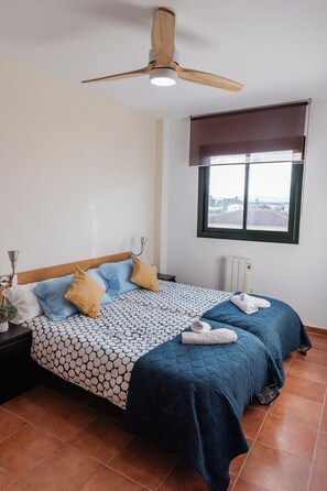 Leilighet, 2 soverom, ved havkanten | Barnesenger (inkludert), wi-fi (inkludert) og sengetøy