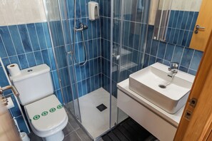 Apartment, 2 Bedrooms, Oceanfront | Bathroom