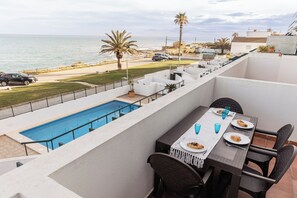 Huoneisto, 2 makuuhuonetta, valtameren rannalla | Terassi/patio