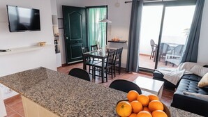 Apartment, 2 Bedrooms, Oceanfront | Ruang tamu