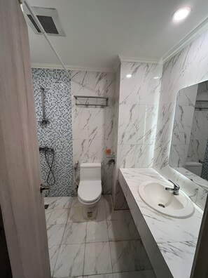 Shower, towels, soap, shampoo - Hotel O Kebayoran (Jakarta)