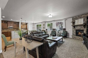 Una Smart TV, una chimenea, una oficina