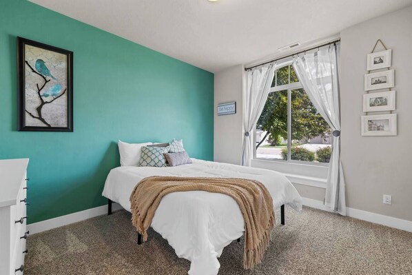 6 bedrooms, desk, iron/ironing board, travel cot