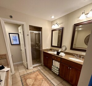 Shower, jetted bath, hair dryer, towels - Oceanfront Resort, Infinity Pool, Hot Tub, Courtyard, Sleeps 6, 7 Nights, Hyatt (Key West)