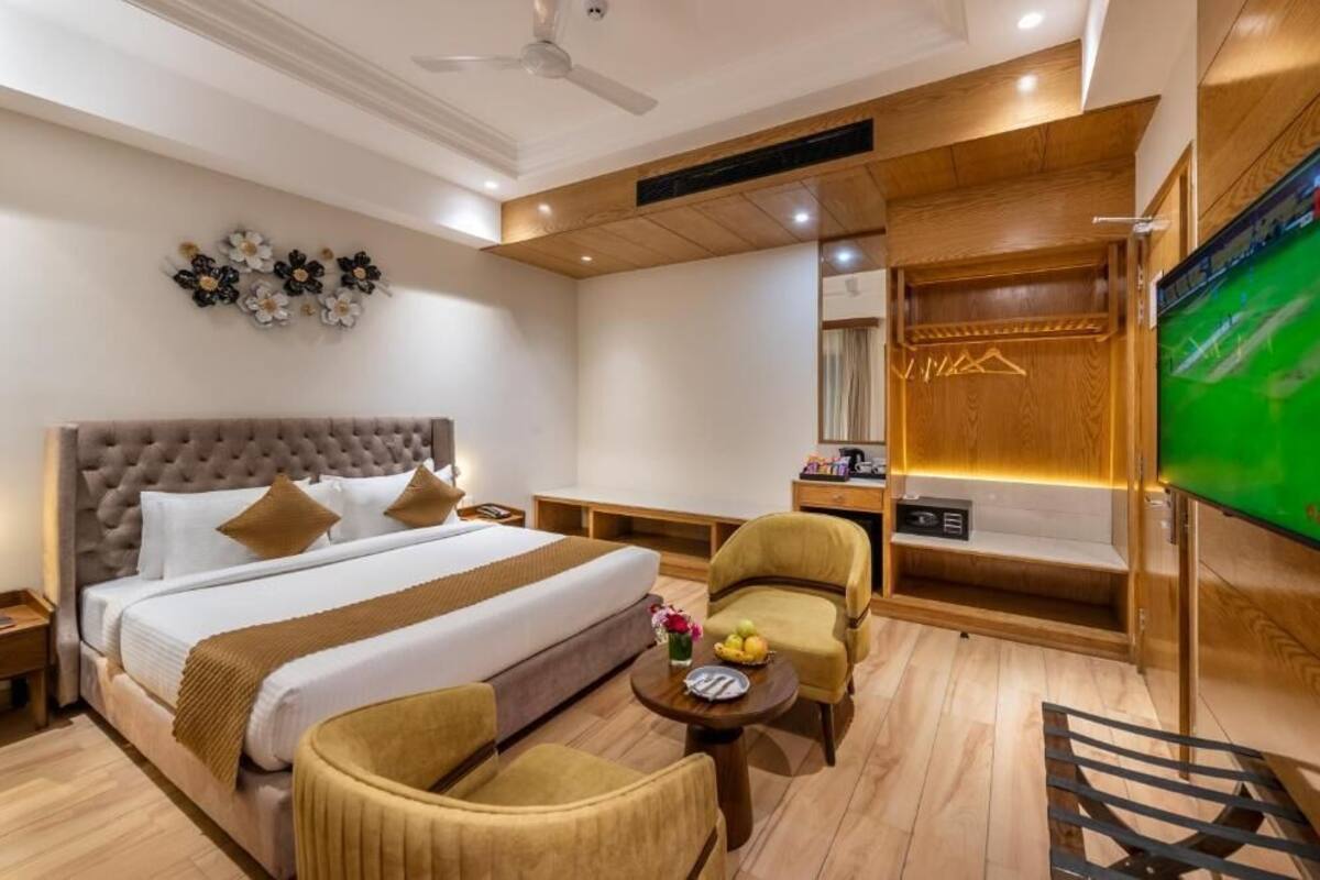 In-room safe, desk, laptop workspace, blackout curtains