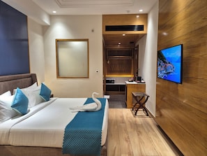 Rom – executive, hageutsikt | Safe på rommet, skrivebord og skrivebord for bærbar PC