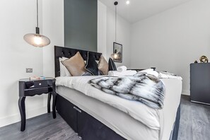 2 habitaciones, tabla de planchar con plancha, wifi y ropa de cama