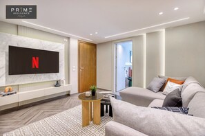 Standaard appartement, 1 slaapkamer | Woonruimte | Een 45-inch smart-tv met satellietzenders
