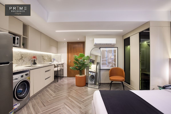 Standaard studio | Een minibar, verduisterende gordijnen, een strijkplank/strijkijzer