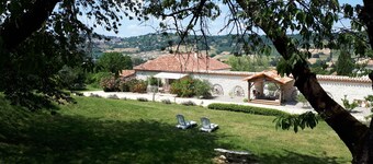 5 minutes from the medieval village, classified as one of France's most beautiful villages, air-conditioned house,