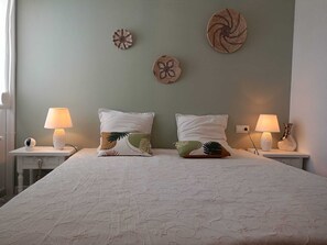 5 bedrooms, iron/ironing board, travel crib, free WiFi - VILLA charm, comfort and swimming pool (El Ràfol d'Almúnia)