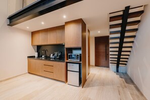 Kühlschrank, Mikrowelle, Herdplatte, Wasserkocher mit Kaffee-/Teezubehör