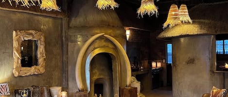 Departamento de lujo, vista a la colina, en el área del jardín | Área de sala de estar