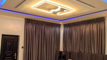 Economy kamer, balkon, uitzicht op de stad | Een bureau, een laptopwerkplek, geluiddichte muren, gratis wifi