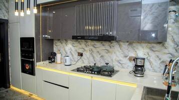 Economy-huone, parveke, kaupunkinäköala | Yksityinen keittiö | Jääkaappi, mikroaaltouuni, uuni, liesi