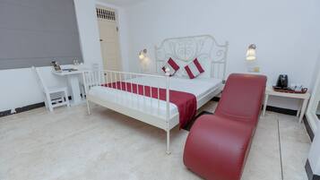 Desk, laptop workspace, iron/ironing board, free WiFi