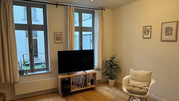 Een smart-tv, boeken en een stereo