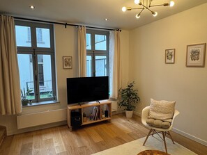 Smart TV, books, stereo