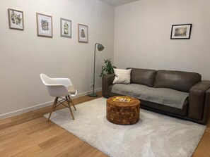 Smart TV, books, stereo