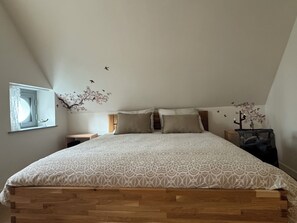 1 habitación, tabla de planchar con plancha y cuna de viaje 