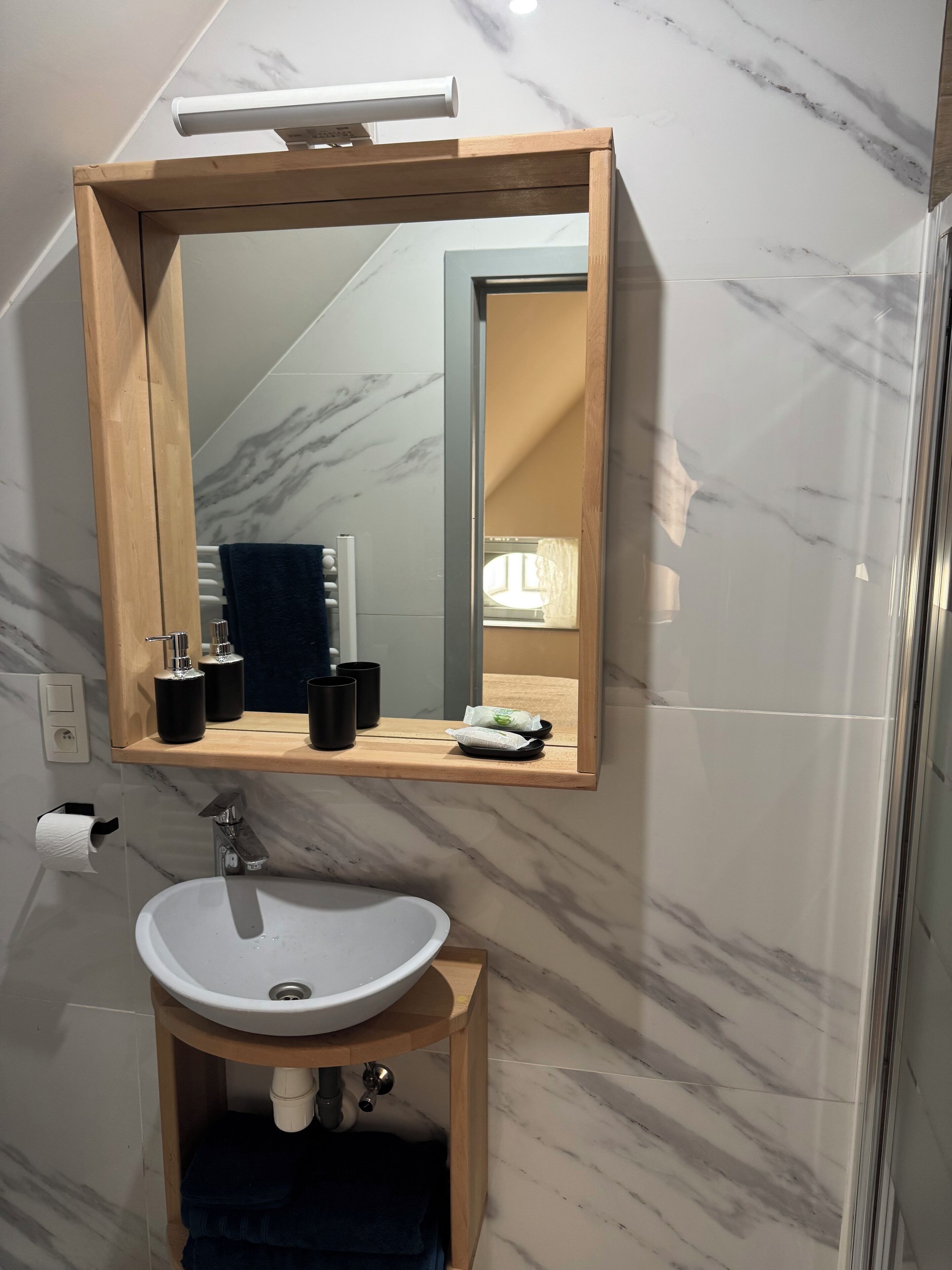 Douche, sèche-cheveux, serviettes fournies, savon