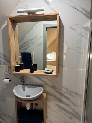 Shower, hair dryer, towels, soap - DePearl Achtrhuis (Bruxelles)