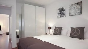 A bedroom with a bed, bedside tables, a lamp, and artwork on the wall. - BEAUTIFUL APARTMENT IN EIXAMPLE AREA OF BARCELONA (Barcelona)