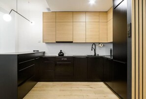 Kjøleskap, ovn, kokeplater og oppvaskmaskin