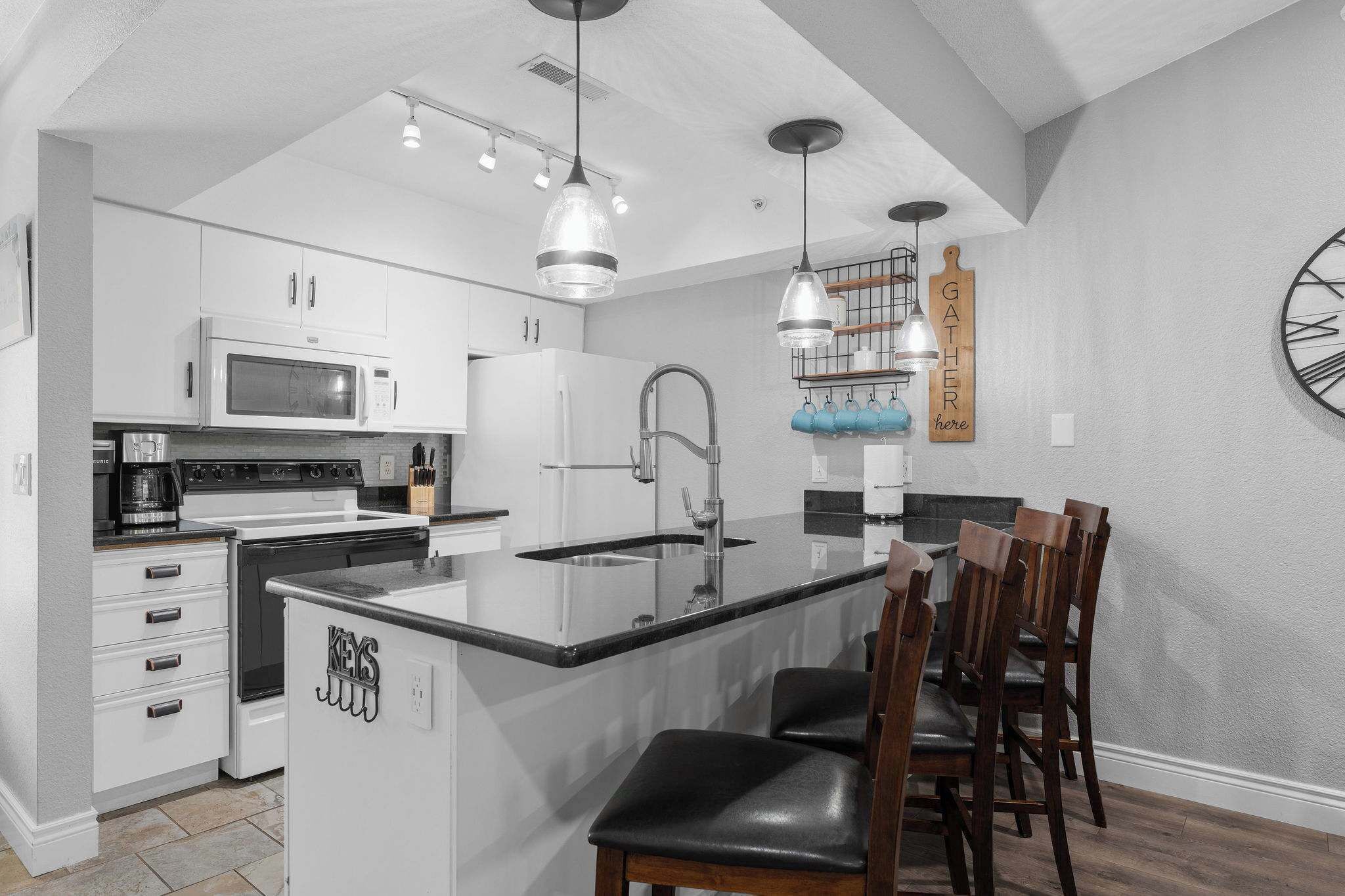 Réfrigérateur, micro-ondes, four, plaque de cuisson