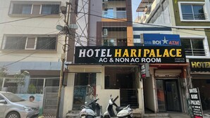 A hotel named 'Hotel Hari Palace' with AC and non-AC rooms. - Hotel Hari Palace (Ujjain)