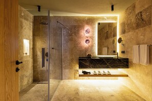 Suite, 1 grand lit | Salle de bain | Douche, articles de toilette écologiques, séchoir à cheveux, peignoirs