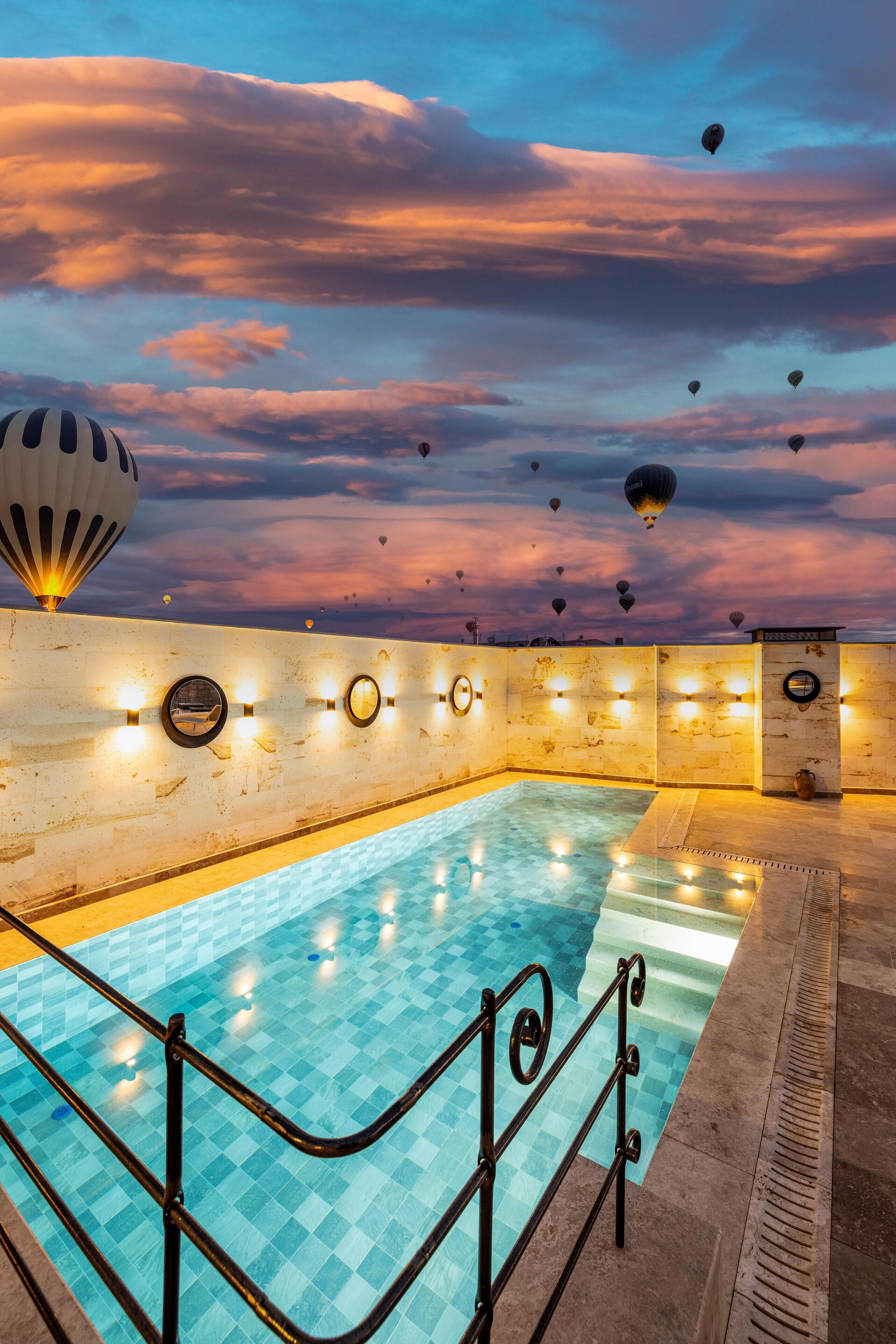 Außenpool, Sonnenschirme, Liegestühle