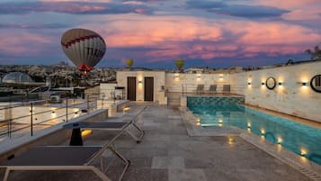 Piscine extérieure en saison, parasols, chaises longues