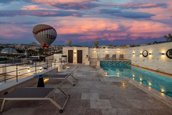 Seasonal outdoor pool, pool umbrellas, sun loungers - Mare Cappadocia - Adults Only (Nevsehir)