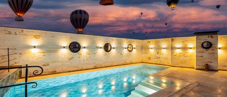 Utendørsbasseng, bassengparasoller og solsenger