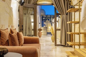 Suíte, 1 cama Queen | Área de estar | Smart TV 55 cm com canais digitais