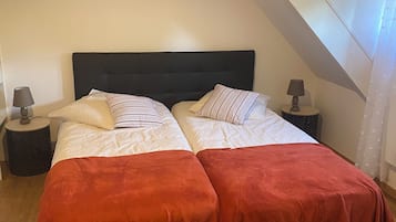 2 slaapkamers, een bureau, een strijkplank/strijkijzer, reisbedje