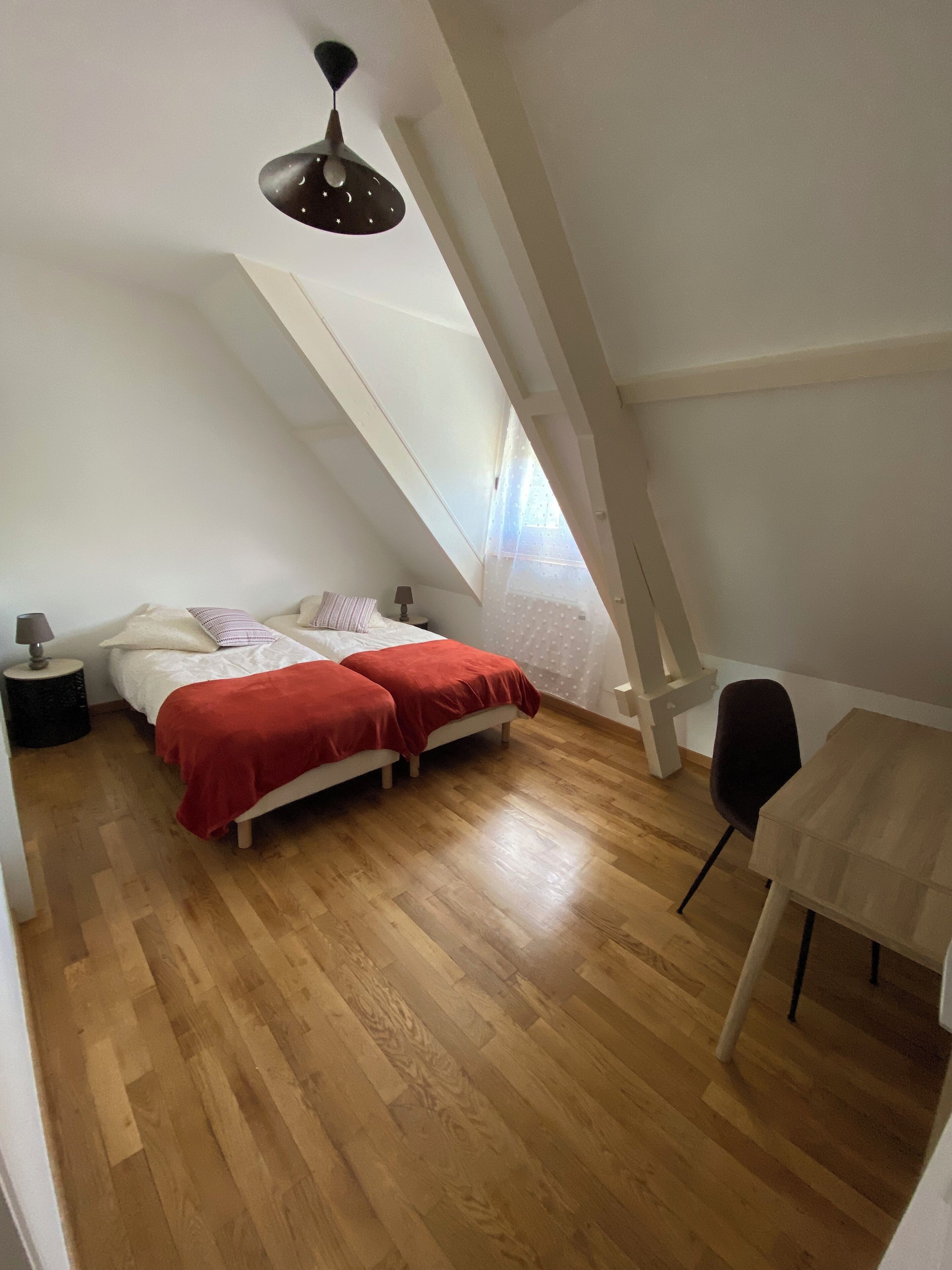 2 chambres, bureau, fer et planche à repasser, lit parapluie