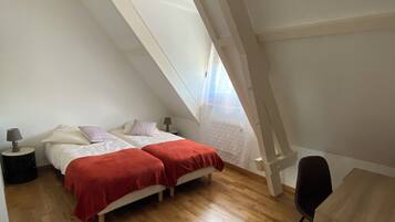 2 soverom, skrivebord, strykejern/-brett og reiseseng for barn