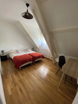 2 chambres, bureau, fer et planche à repasser, lit parapluie