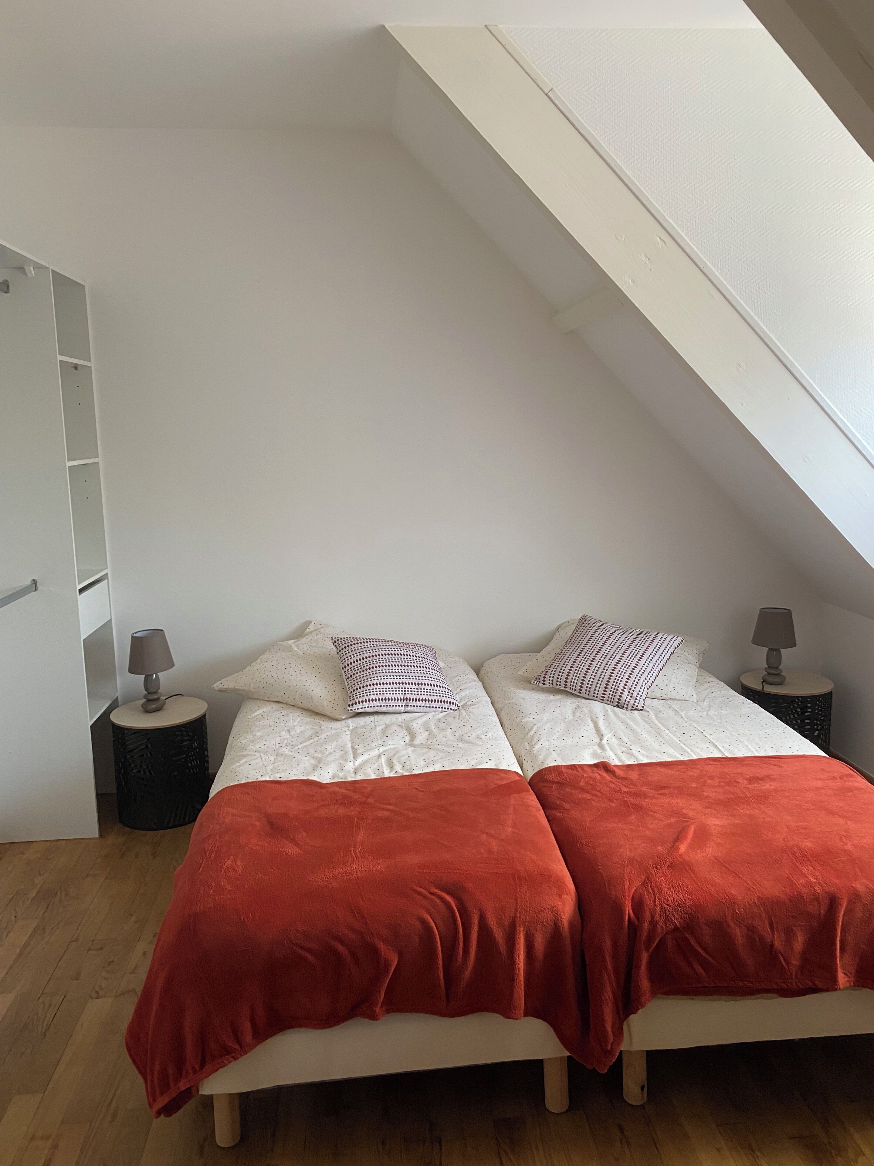 2 habitaciones, escritorio y tabla de planchar con plancha 