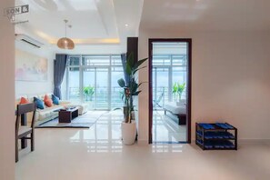 Apartamento superior, 3 quartos, vista para a cidade | Camas com colchões de espuma com sistema de memória, cofres nos quartos