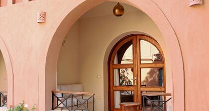 Malkata House Luxe Suite: Desert, Pool & Dine